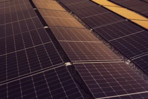 Copertura industriale con pannelli fotovoltaici per produzione di energia rinnovabile
