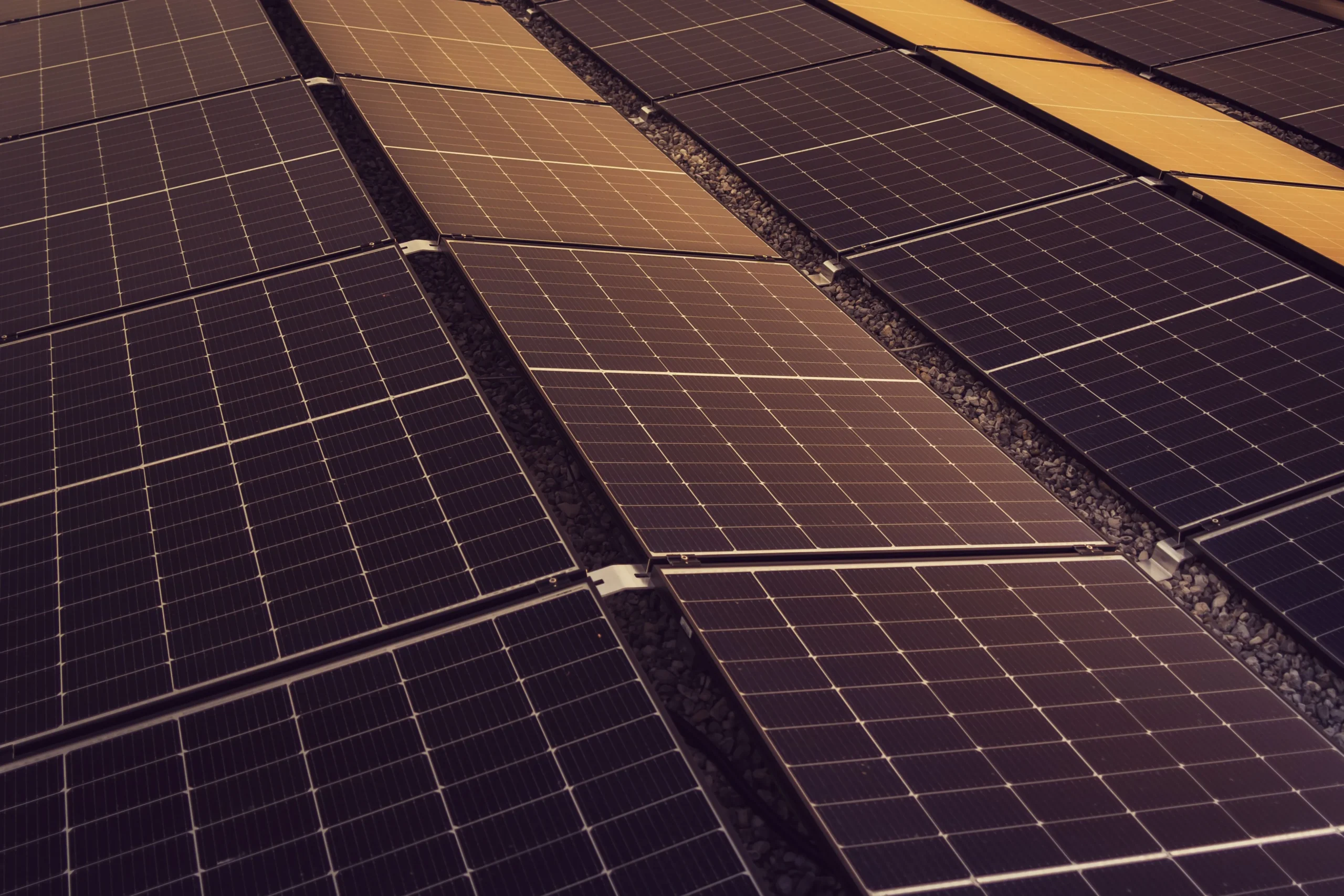 Copertura industriale con pannelli fotovoltaici per produzione di energia rinnovabile